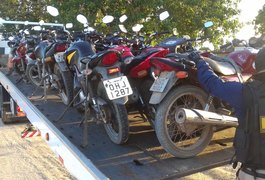 PRF apreende arma, recupera moto roubada e recolhe outras 36 com irregularidades