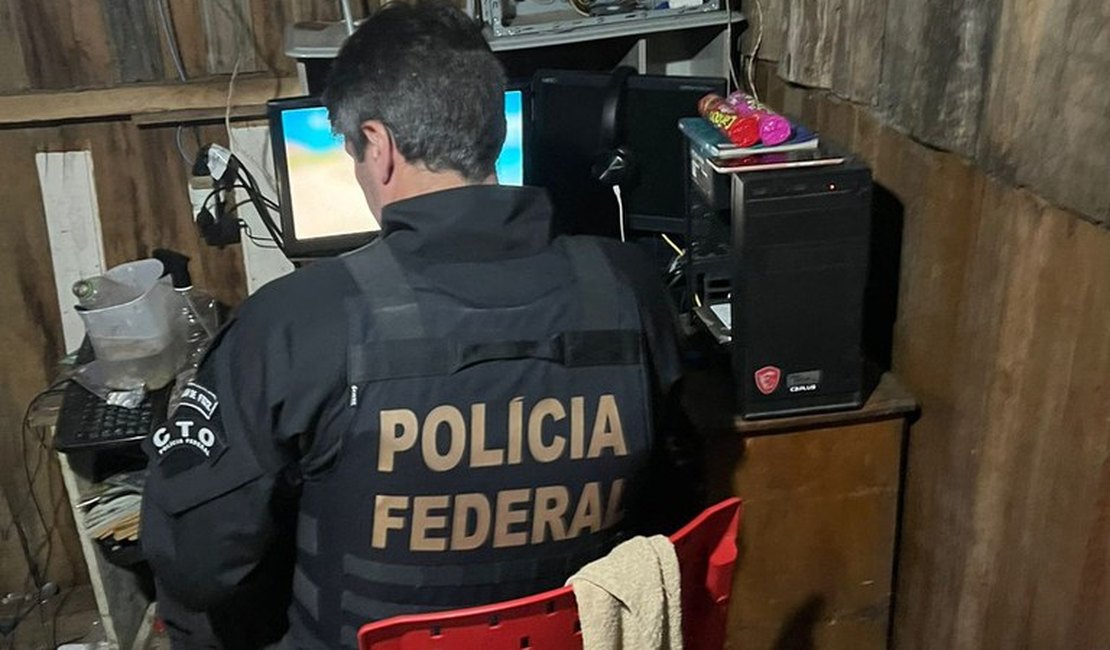 Polícia Federal cumpre mandado de busca e apreensão em Arapiraca durante operação contra abuso infantil