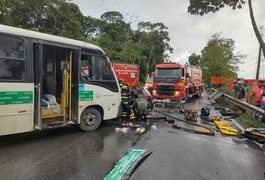 Colisão entre carro e micro-ônibus deixa homem preso às ferragens e com fratura exposta na ﻿BR-316, em Satuba