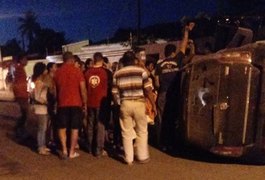 Veículo colide em van, tomba e deixa uma pessoa ferida no bairro Brasília, em Arapiraca