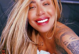 Rafaella, irmã de Neymar, faz “ensaio” só de toalha no banheiro