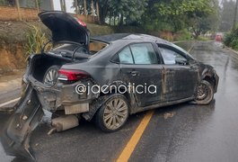 Motorista perde controle da direção e capota carro na zona rural de Arapiraca