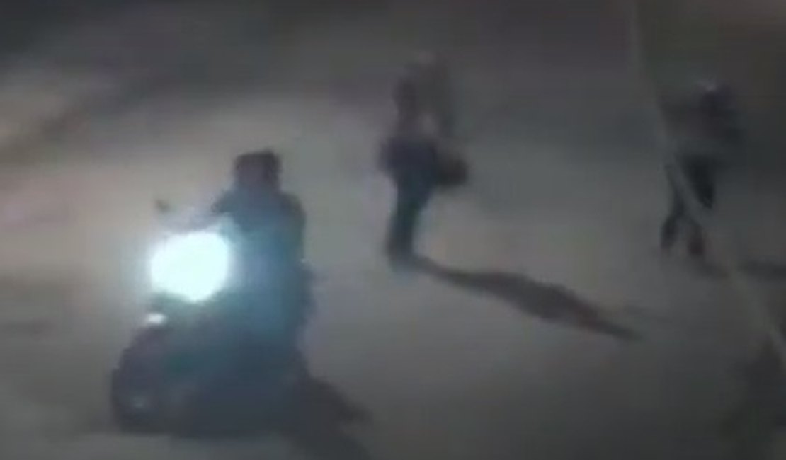 Câmeras de segurança de residência flagram momento em que criminosos roubam motocicleta, em Arapiraca