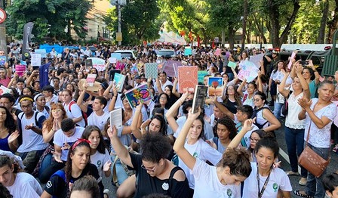 Alunos, pais e professores de institutos federais do RJ protestam contra corte de verbas