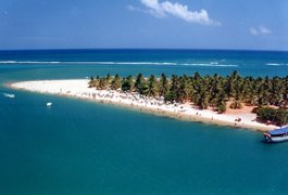 Turista de Santa Catarina morre afogado na praia do Gunga, em AL