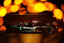 Lewis Hamilton brilha na noite e conquista 98ª pole position na Fórmula 1