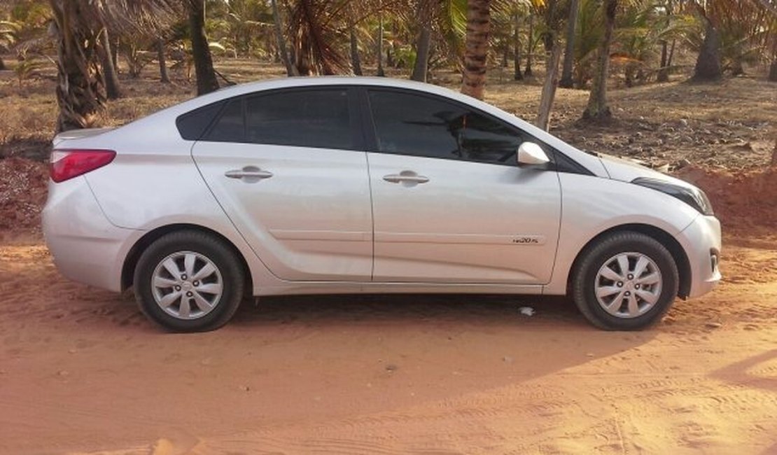 Padre é abordado por assaltante e tem carro roubado na Praia do Peba