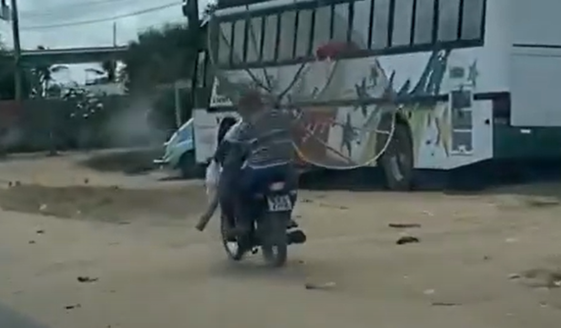 Vídeo. Motociclista é flagrado dirigindo sem capacete e transportando antena parabólica, em Arapiraca