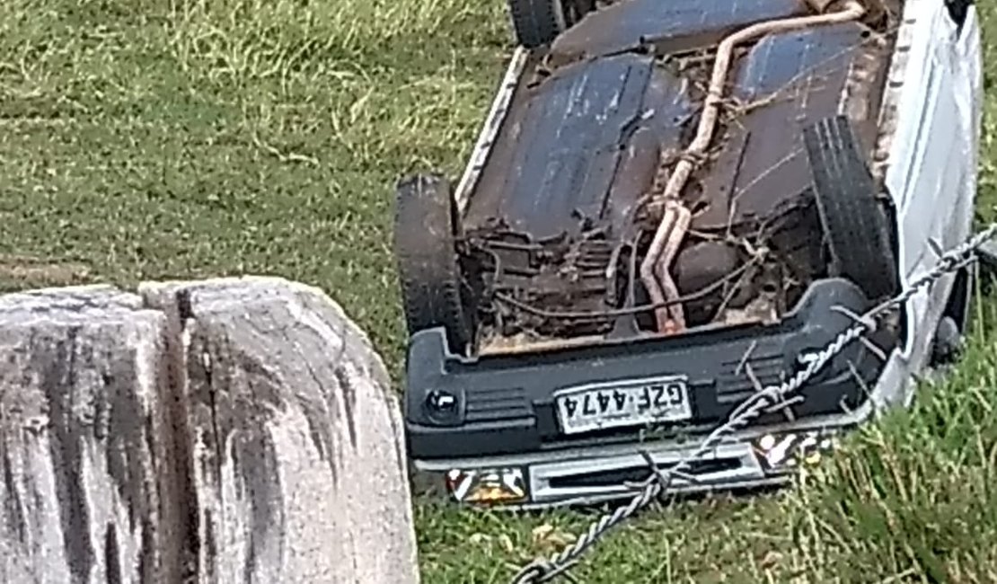 Motorista perde controle do carro e capota veículo em Taquarana