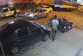 Câmera de segurança flagra trio criminoso roubando carro de motorista por aplicativo, em Maceió; assista