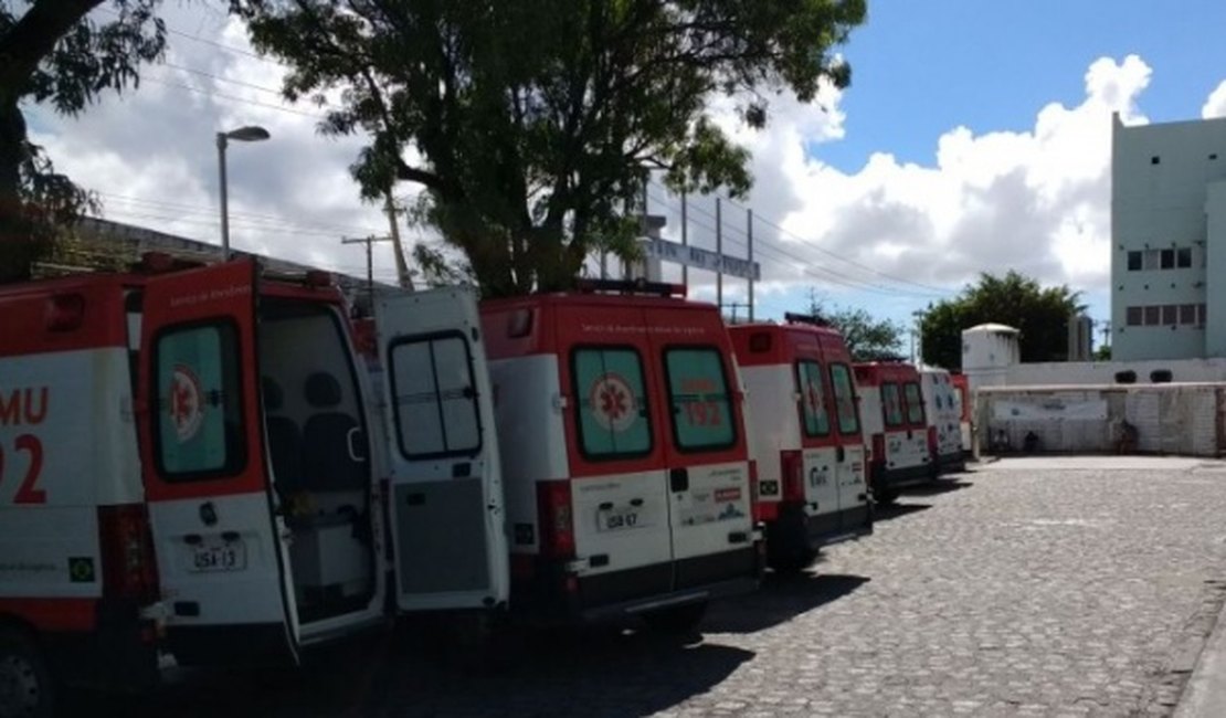 Com superlotação e falta de macas, ambulâncias ficam paradas no HGE