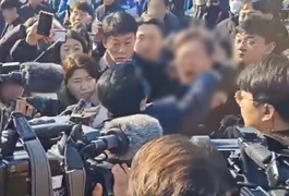 VÍDEO: Líder da oposição na Coreia do Sul é esfaqueado no pescoço