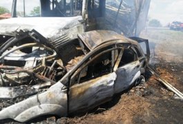 Motorista morre carbonizado após carro colidir com caminhão na BR-423, em Delmiro Gouveia