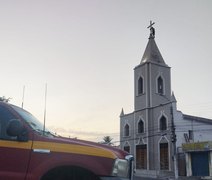 13 horas depois, homem segue no topo da Igreja de Santo Antônio, em Arapiraca