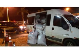 PRF apreende carga de 3 mil unidades de vestuário no Agreste alagoano