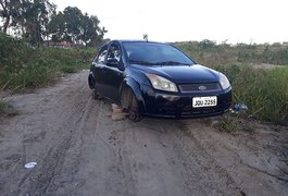 Carro abandonado é encontrado dentro de mata por trás da Ufal