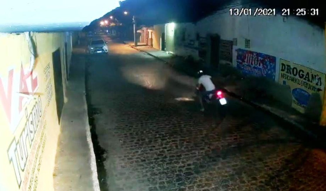 Câmeras flagram perseguição policial a ladrão de moto, em Arapiraca; assista
