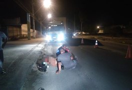 Mulher tem a perna parcialmente mutilada numa colisão entre moto e caminhão em Maceió