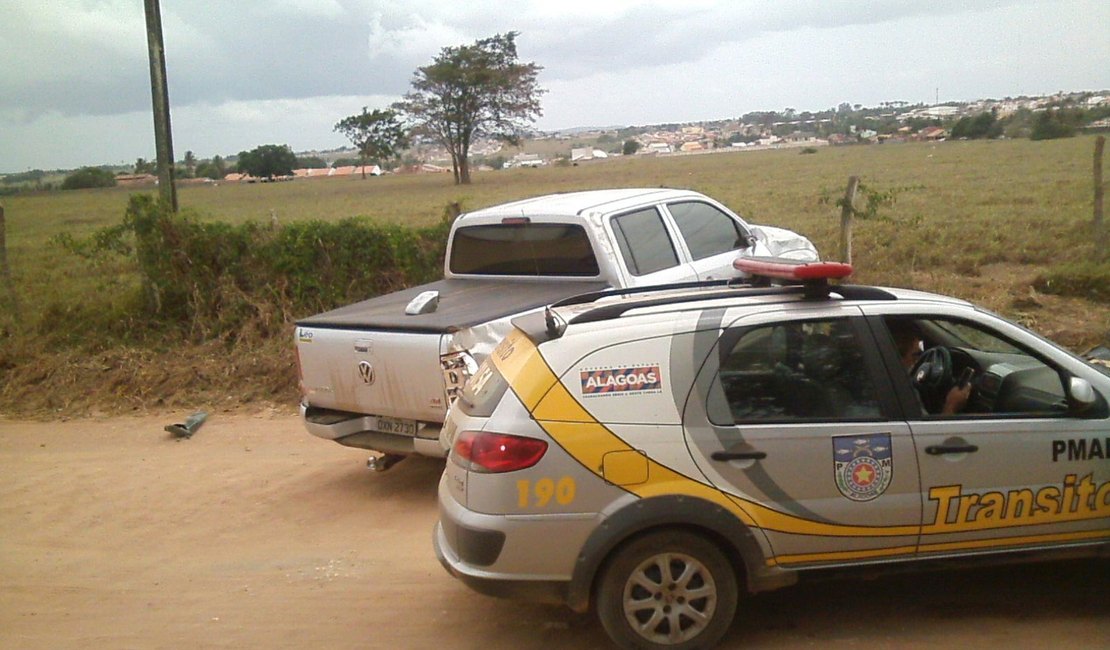 Após roubar Amarok em lava jato, bandidos capotam veículo em Arapiraca