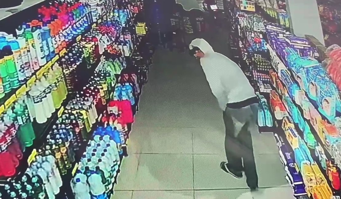 Supermercado é arrombado e tem R$ 1.800 em mercadorias roubadas; crime foi flagrado por câmeras de segurança