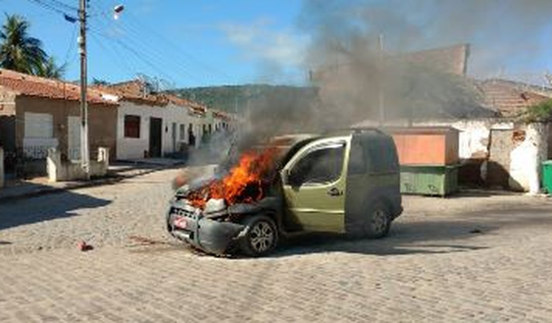 Veículo pega fogo no Centro da cidade de Traipu; ninguém fica ferido