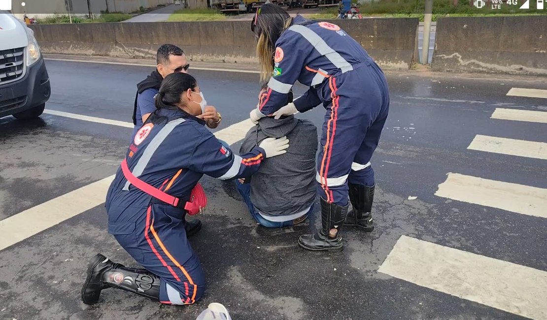 Motociclista é atingido por carro ao deixar pedestre atravessar, no bairro Nova Esperança