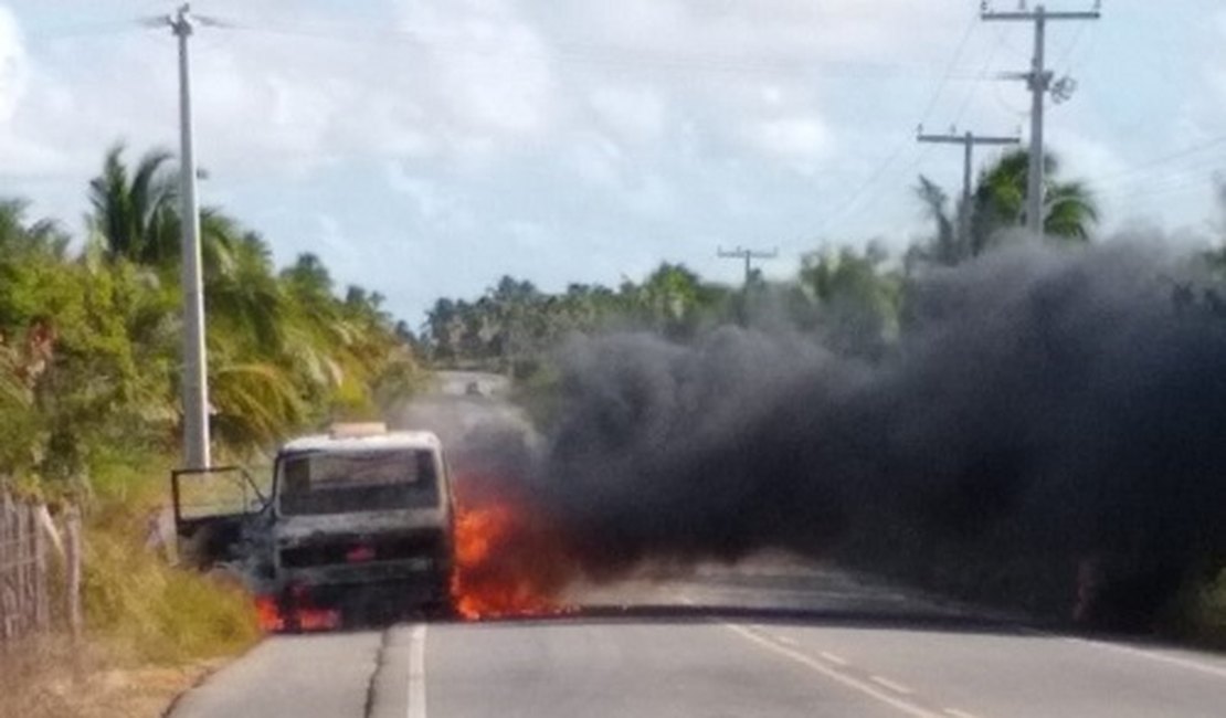 Caminhão que transportava materiais de alumínio pega fogo na AL-101 Sul