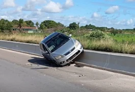 Motorista perde controle e colide contra mureta na AL-115, em Igaci