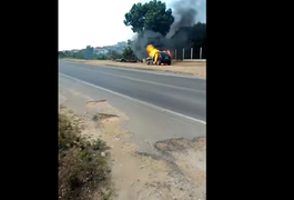 VÍDEO. Automóvel com placa de Alagoas incendia em rodovia de Pernambuco