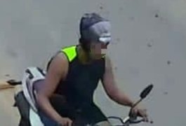 Prefeitura de Palmeira dos Índios divulga imagens de homem que roubou moto de funcionária de ótica