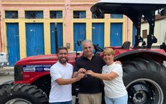 Alfredo Gaspar entrega caminhão frigorífico e trator para Viçosa