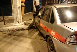 Táxi colide com viatura da PM após avançar sinal vermelho no centro de Arapiraca