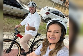 Prefeito Luciano Barbosa anda de bicicleta com Gilka Mafra na Ciclovia do Trabalhador