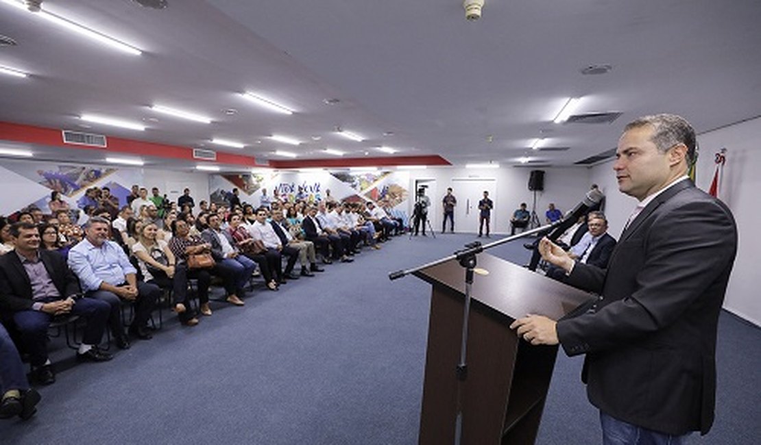 Governador anuncia datas para pagamento do Escola 10: 27 municípios vão dividir R$ 20 mi