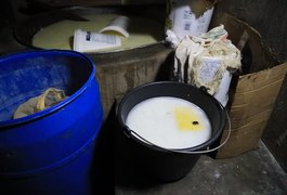 Betoneira enferrujada era usada em laticínio insalubre na zona rural de Girau do Ponciano