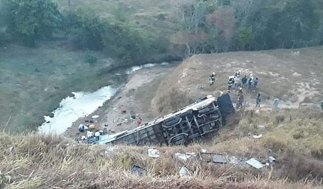 Oito pessoas morrem em dois acidentes com ônibus de turismo em MG