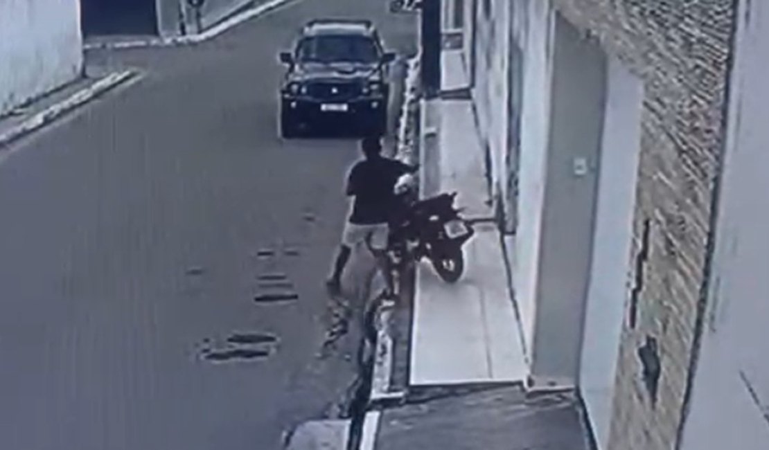 VÍDEO: Dupla é filmada furtando moto estacionada na porta de residência em Craíbas