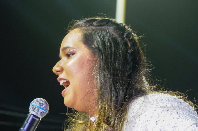 Alyce Araújo, talento do Agreste alagoano, brilha no circuito Barra-Ondina do Carnaval de Salvador
