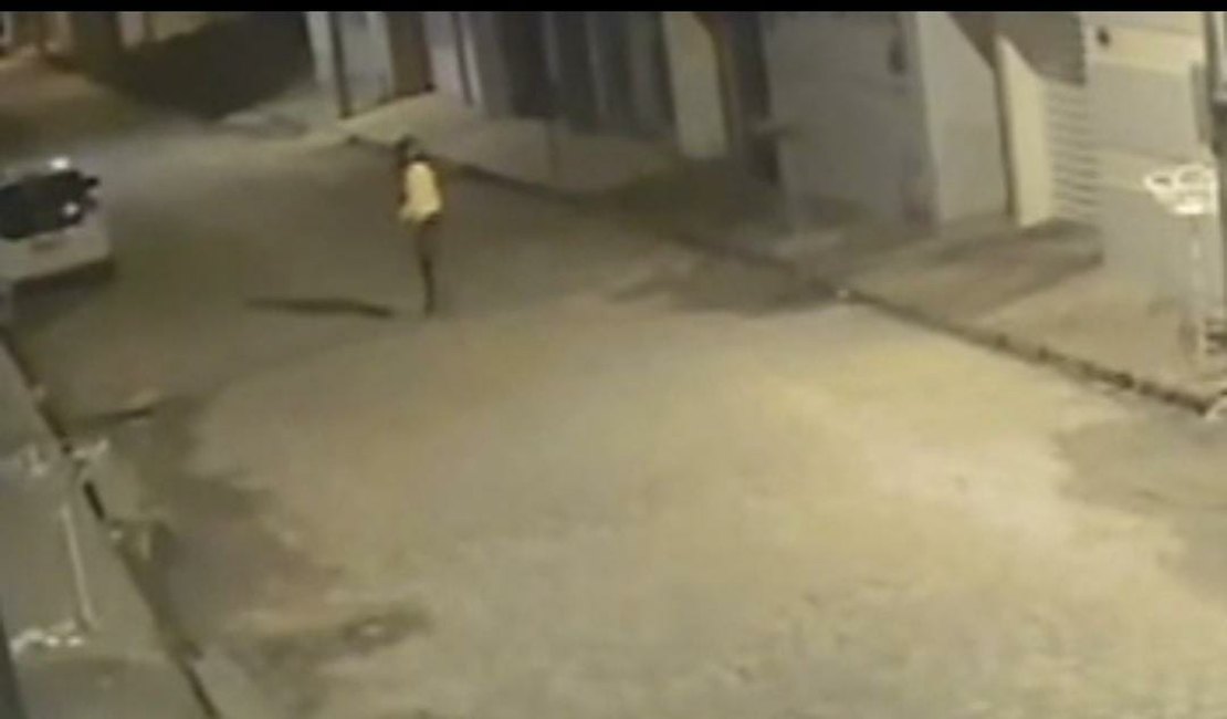 Câmera mostra condutora consternada após assaltante roubar sua moto em Arapiraca