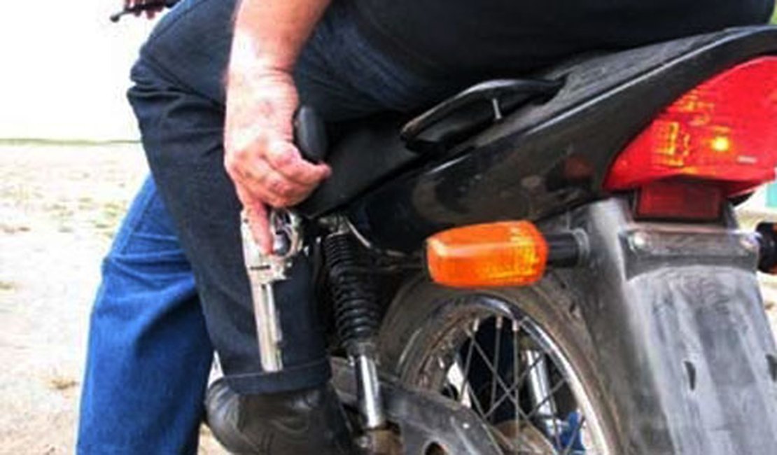 Armados e em motocicleta, criminosos roubam duas farmácias nesse domingo (19)