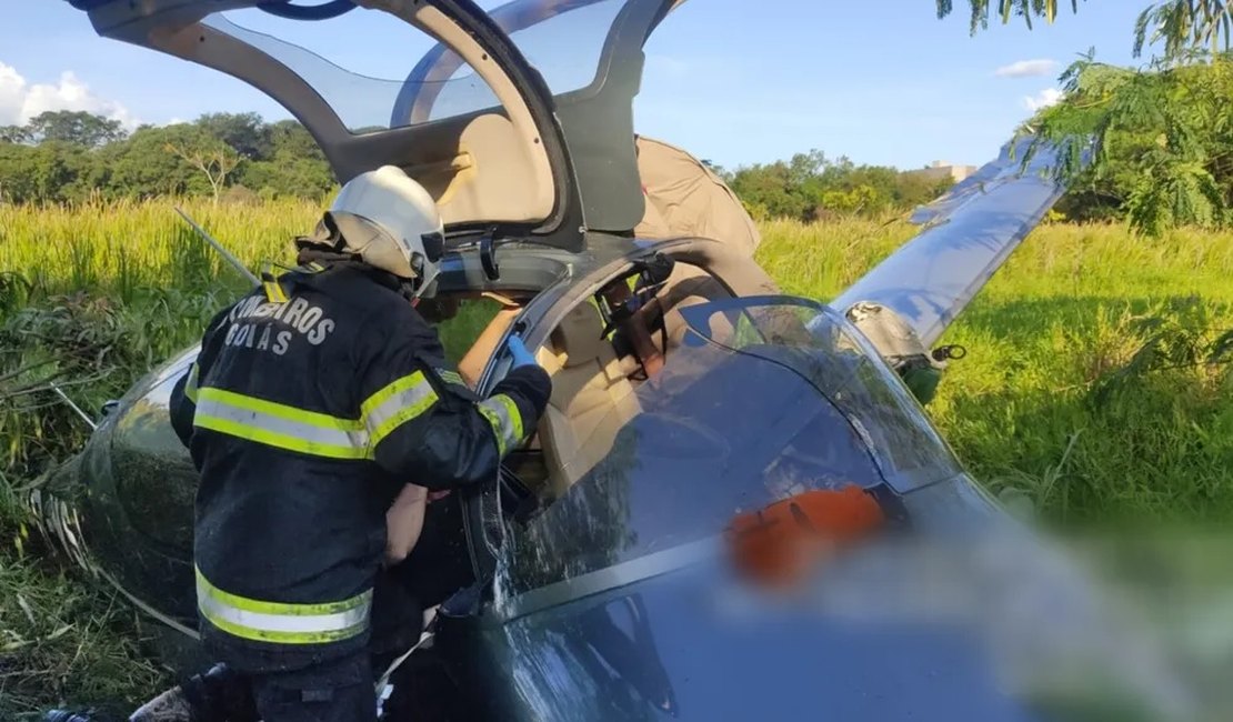 Avião cai e deixa duas pessoas feridas em Goiânia