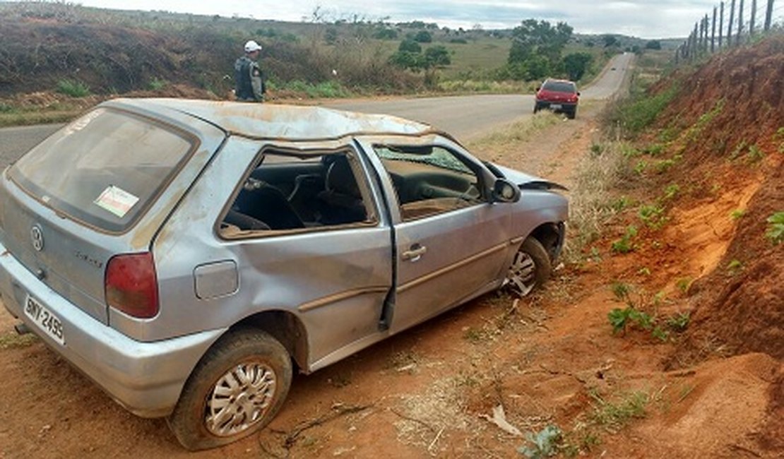 Veículo perde controle, bate em ribanceira e capota na AL-110, no Agreste