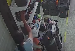 VÍDEO: Mulher é flagrada furtando caixa de som no Shopping Popular, em Arapiraca