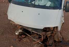 Van que faz a linha Palmeira/Arapiraca se envolve em acidente na AL-115, em Igaci; motorista é socorrido