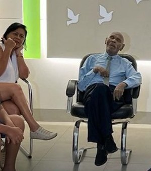 Idoso de 96 anos é velado sentado, em Goiás