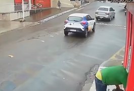 Homem é flagrado furtando caixa de som em farmácia no Sertão alagoano