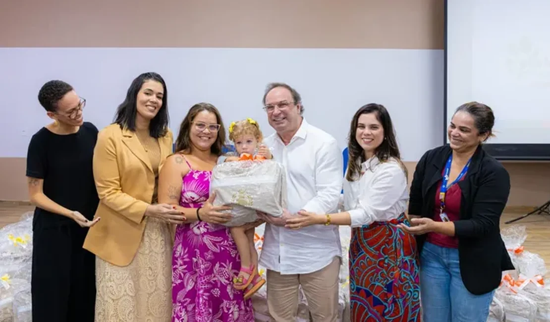 Prefeito Luciano comemora entrega de 300 enxovais já este ano às mães arapiraquenses