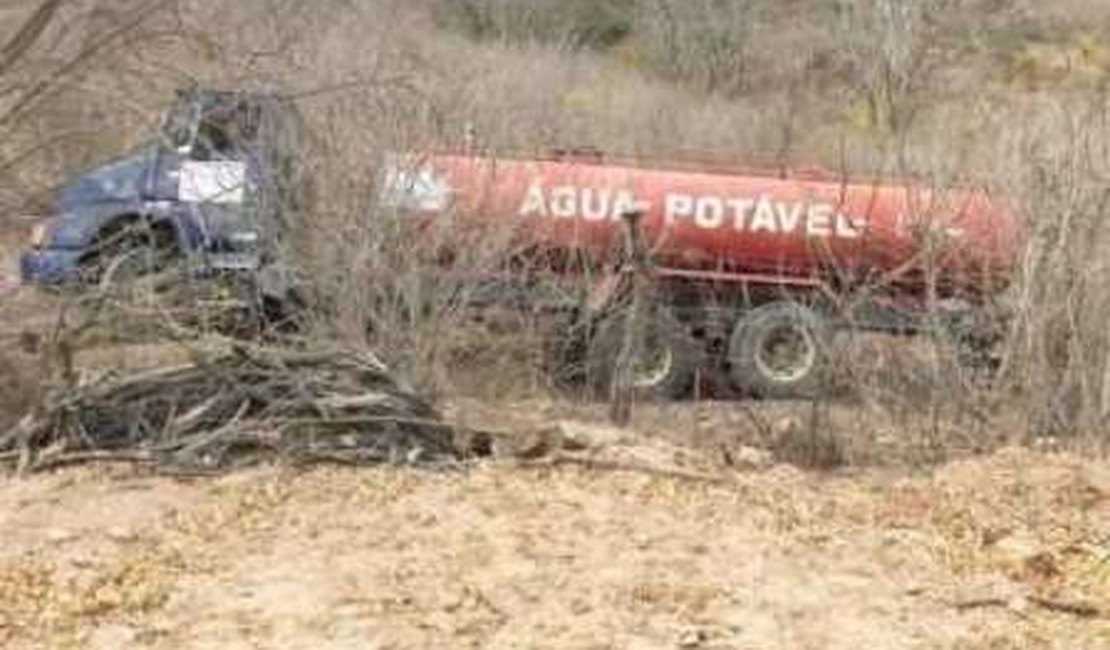 Caminhão-pipa tomba e deixa duas pessoas feridas em Pão de Açúcar