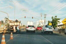 Para evitar acidentes, quebra-molas são instalados em frente à Unidade de Emergência