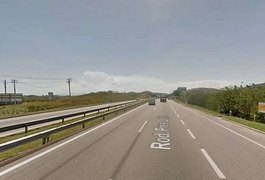 Motorista tem braço amputado após carreta tombar na BR-101, em Porto Real do Colégio